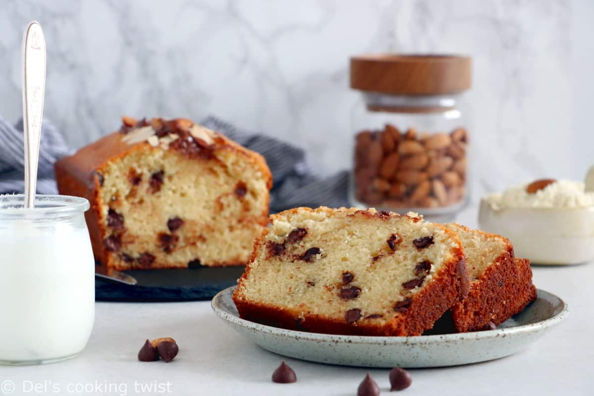 This simplPour un goûter gourmand à souhait, découvrons ensemble ce gâteau au yaourt, amandes et pépites de chocolat.e chocolate chip almond yogurt cake makes a wonderful coffee cake for every occasion.