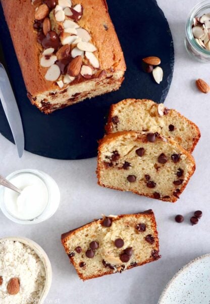 Pour un goûter gourmand à souhait, découvrons ensemble ce gâteau au yaourt, amandes et pépites de chocolat.