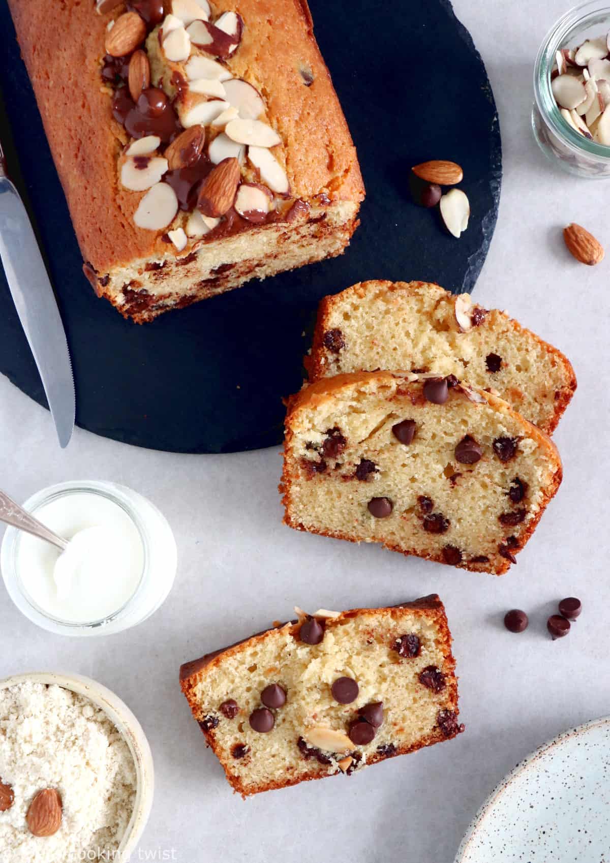 Pour un goûter gourmand à souhait, découvrons ensemble ce gâteau au yaourt, amandes et pépites de chocolat.