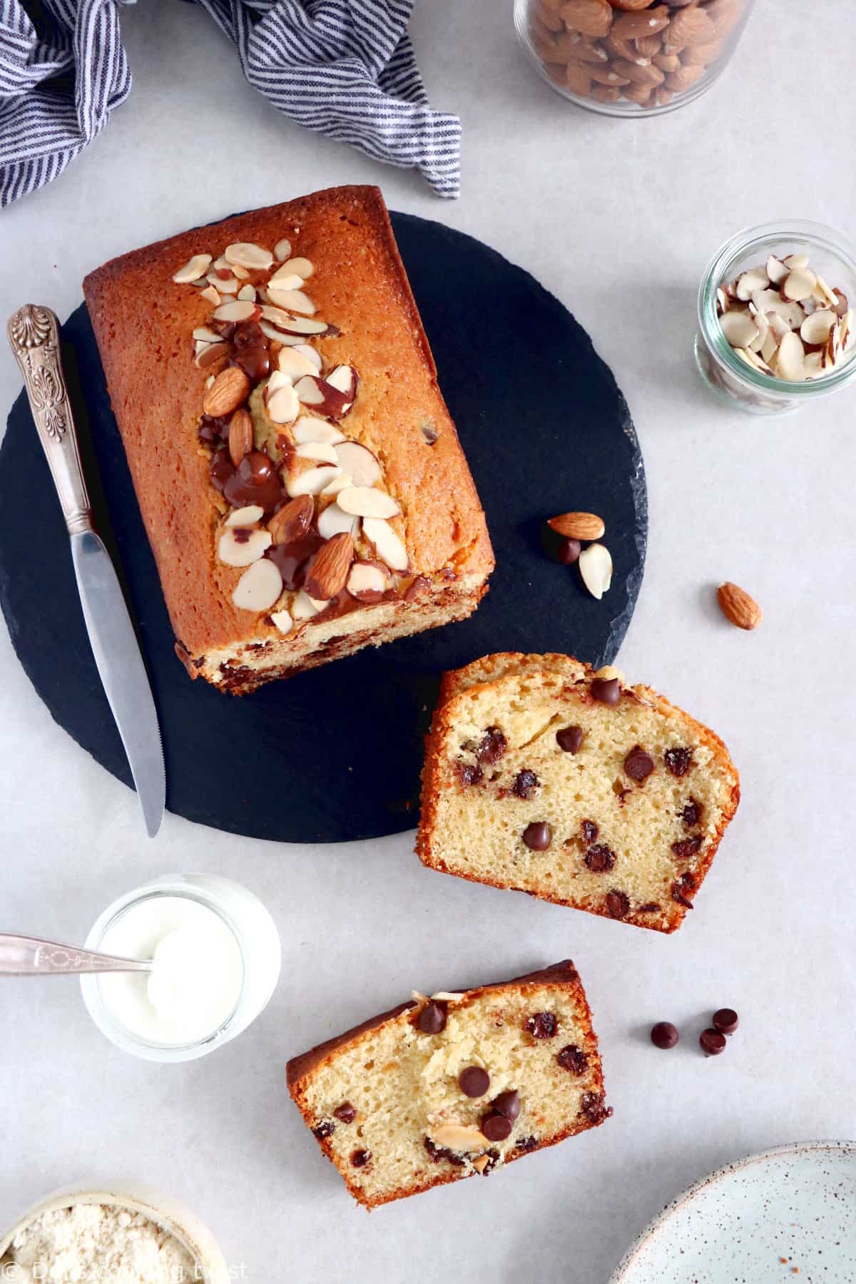 Pour un goûter gourmand à souhait, découvrons ensemble ce gâteau au yaourt, amandes et pépites de chocolat.