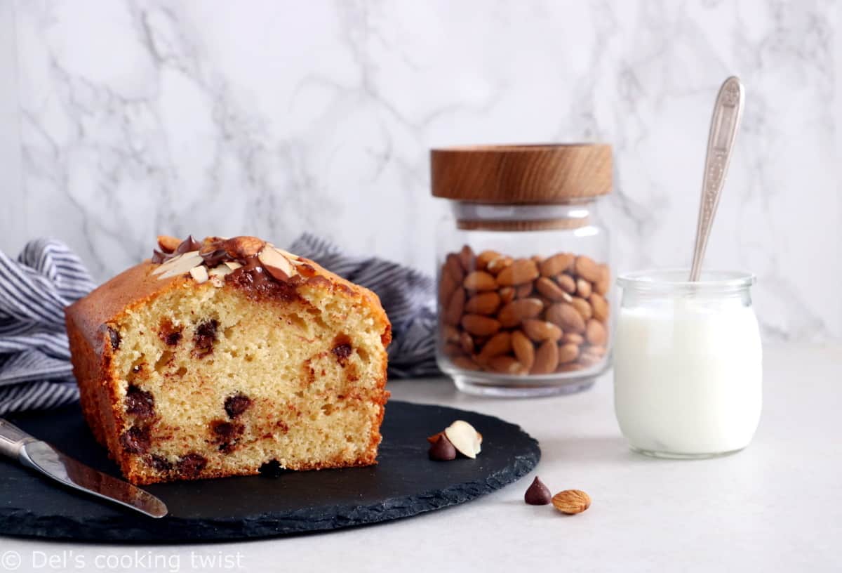 Pour un goûter gourmand à souhait, découvrons ensemble ce gâteau au yaourt, amandes et pépites de chocolat.