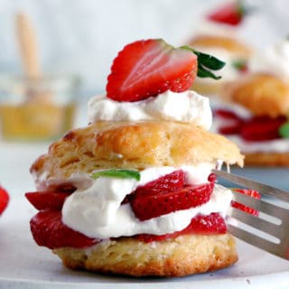 Venant tout droit des États Unis, ces petits shortcakes aux fraises sont une sorte de scones, à la fois riches, généreux et prêts en seulement 30 minutes.