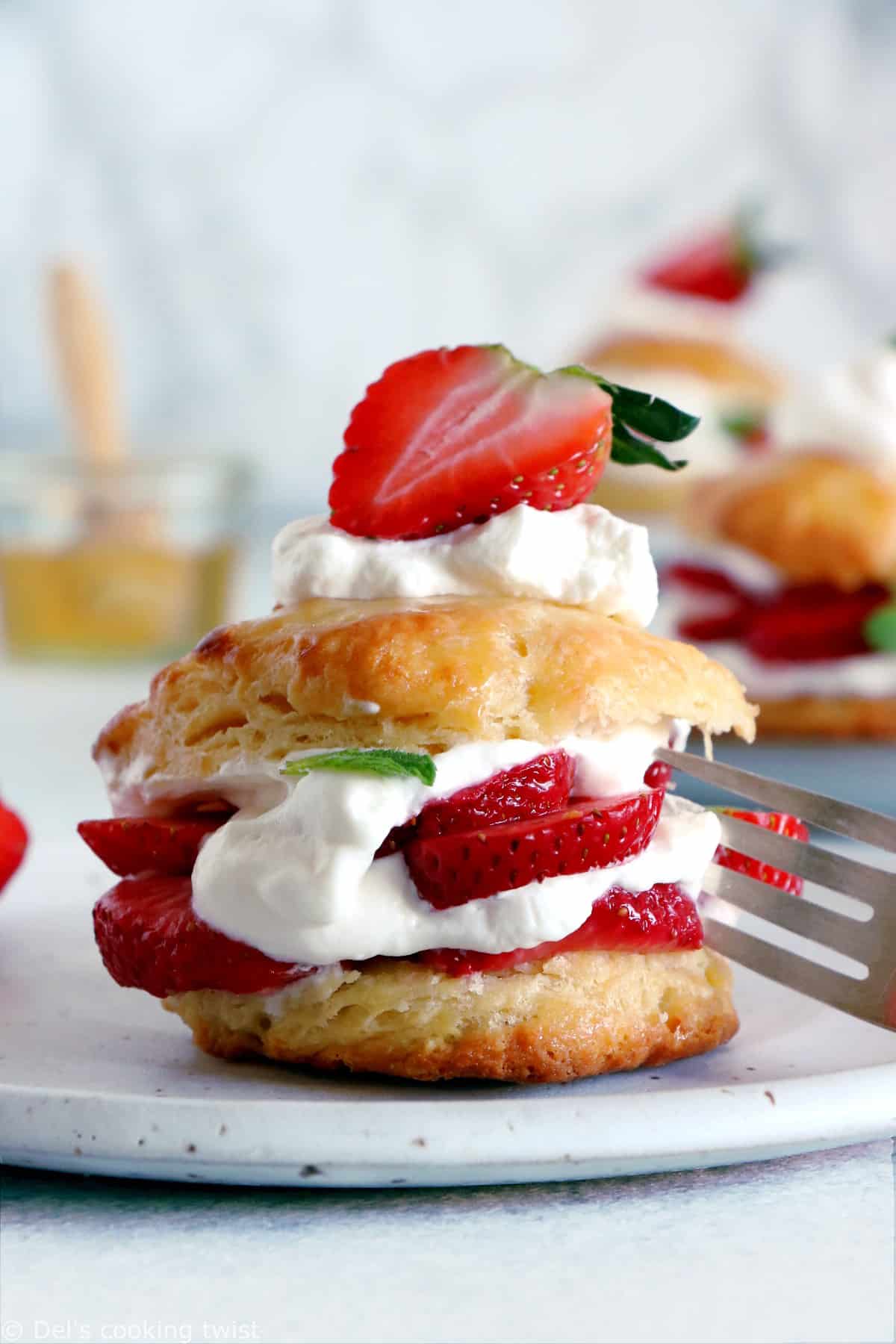 Venant tout droit des États Unis, ces petits shortcakes aux fraises sont une sorte de scones, à la fois riches, généreux et prêts en seulement 30 minutes.