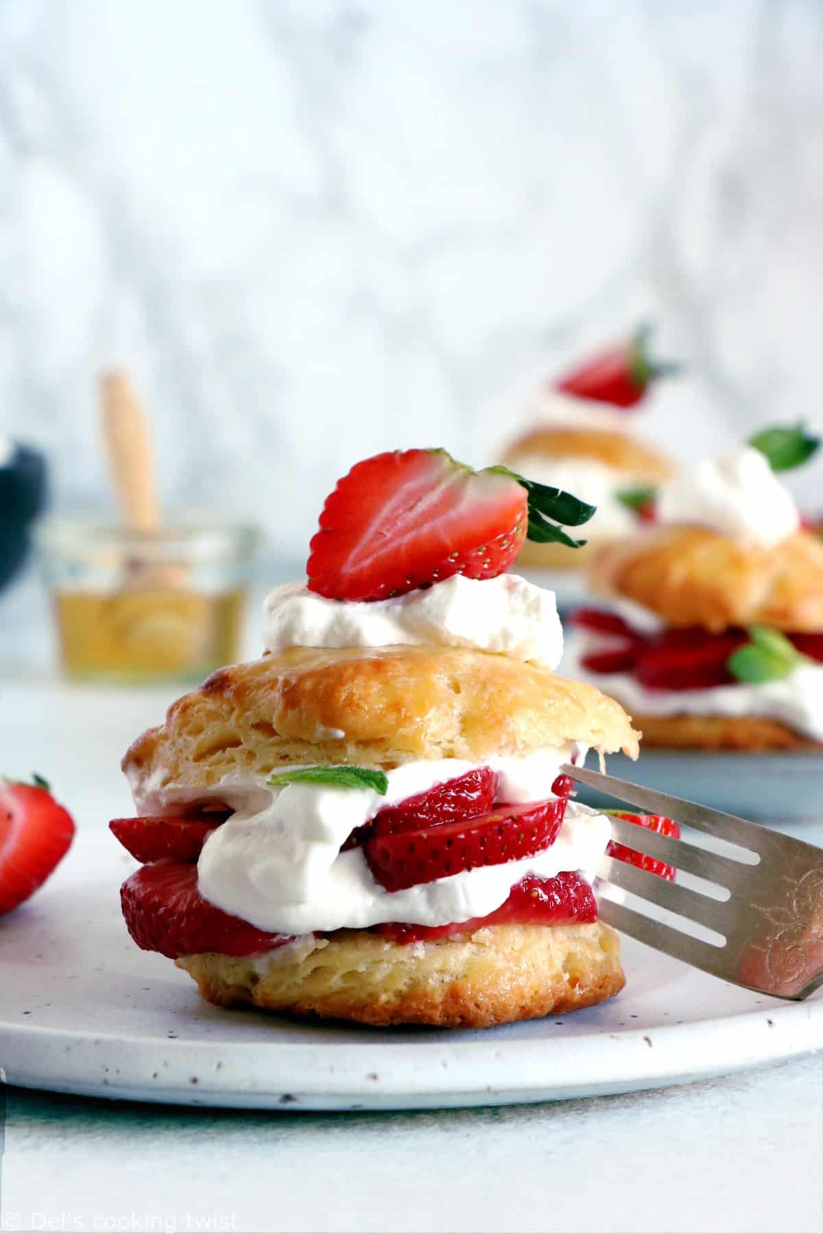 Venant tout droit des États Unis, ces petits shortcakes aux fraises sont une sorte de scones, à la fois riches, généreux et prêts en seulement 30 minutes.