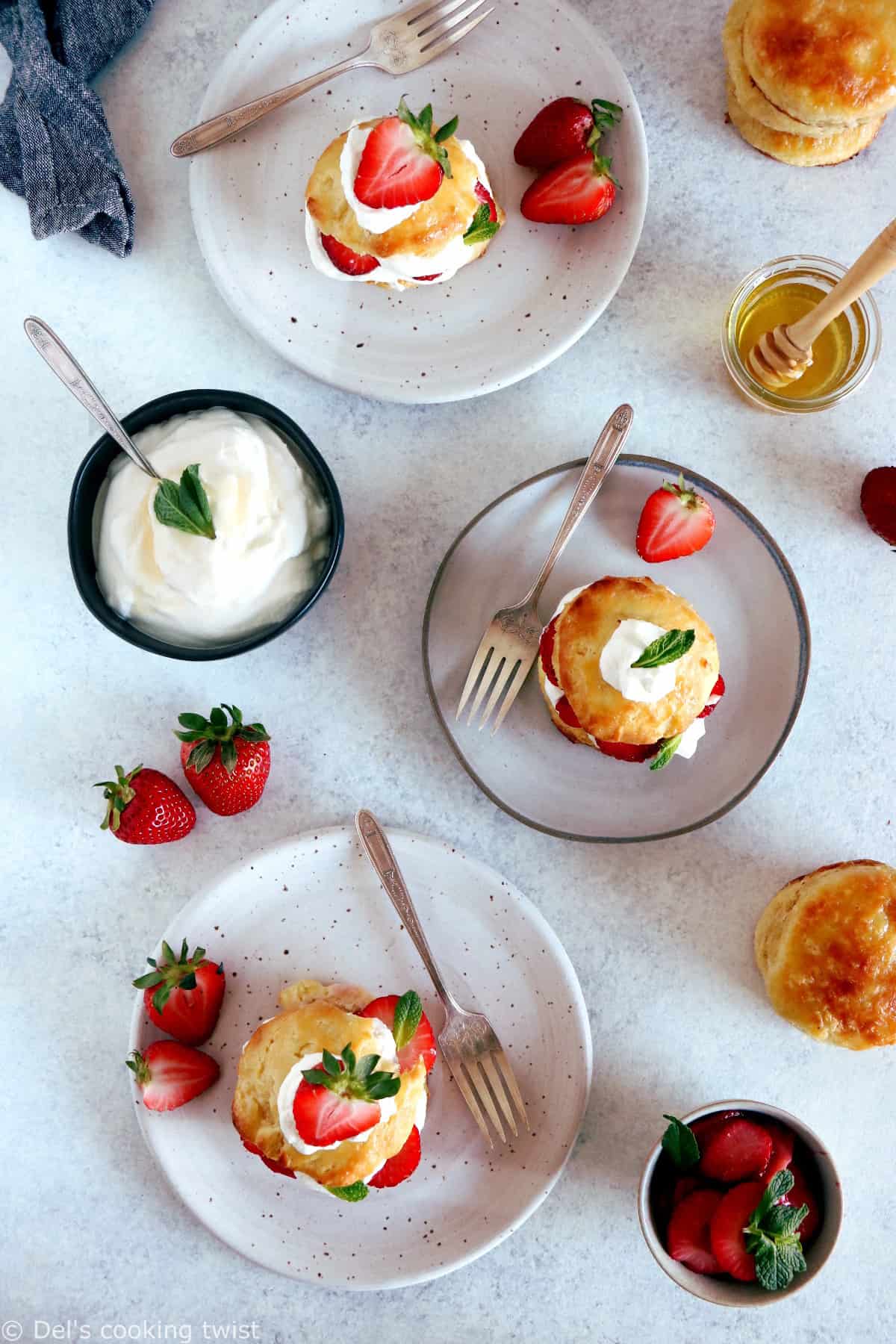 Venant tout droit des États Unis, ces petits shortcakes aux fraises sont une sorte de scones, à la fois riches, généreux et prêts en seulement 30 minutes.