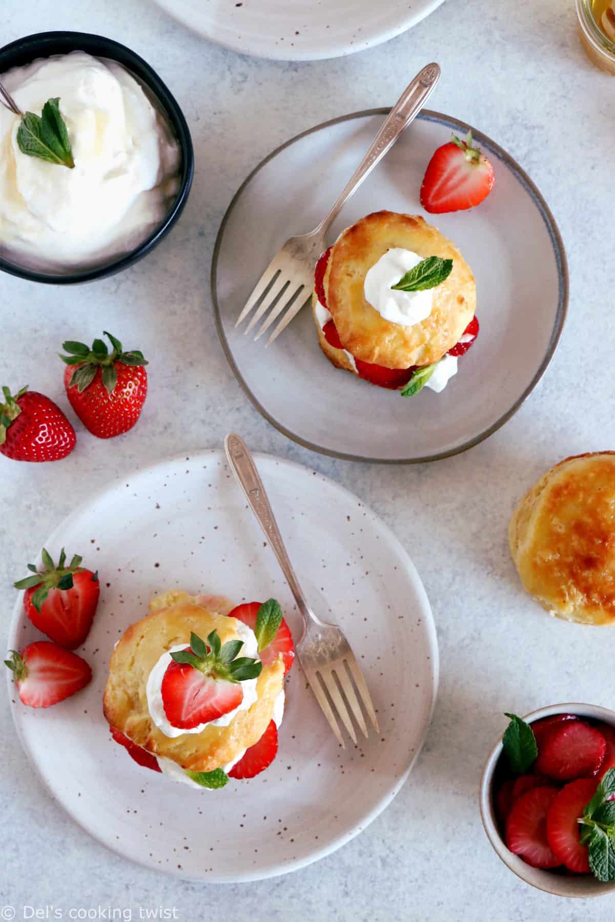 Venant tout droit des États Unis, ces petits shortcakes aux fraises sont une sorte de scones, à la fois riches, généreux et prêts en seulement 30 minutes.