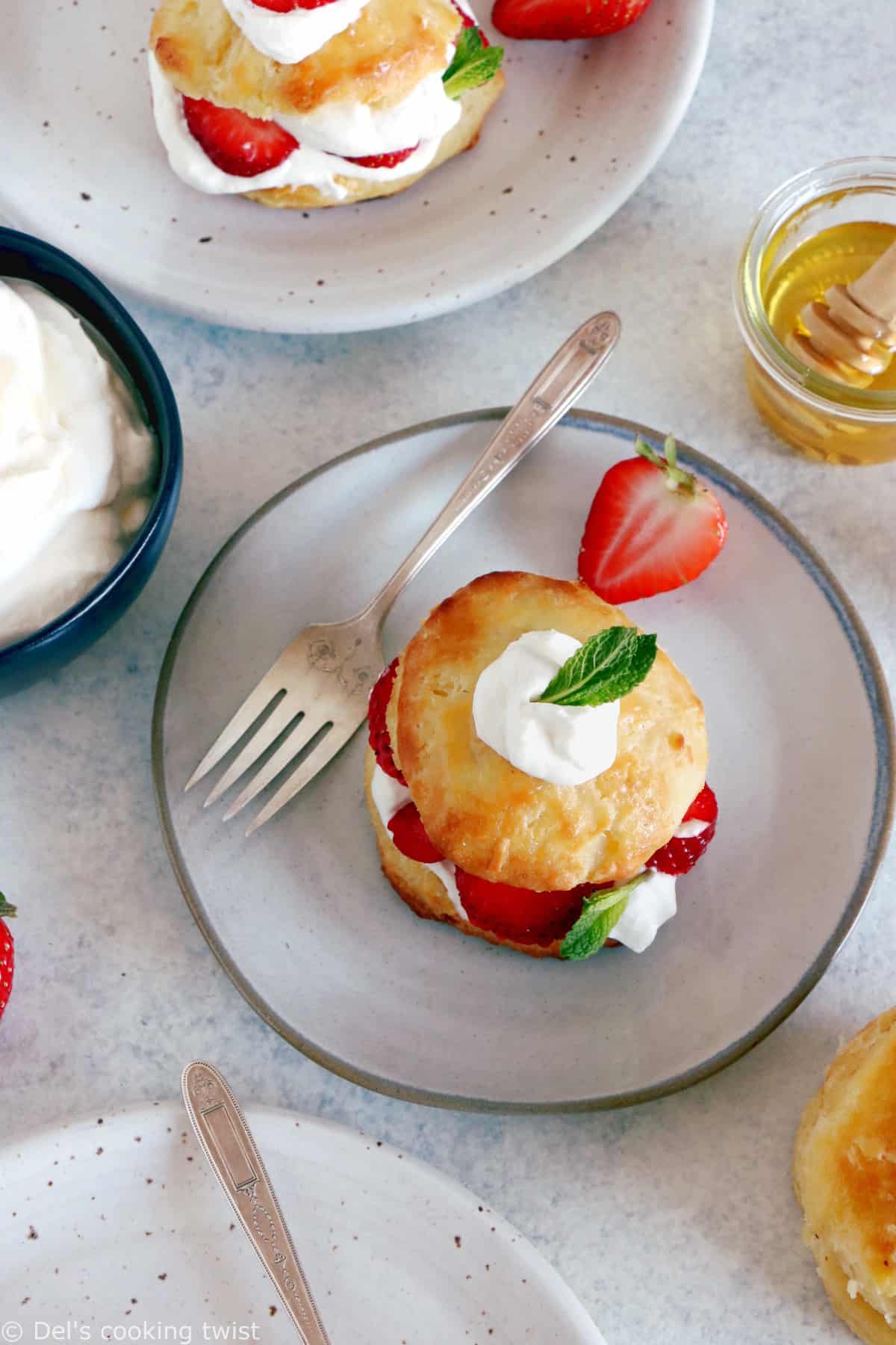 Venant tout droit des États Unis, ces petits shortcakes aux fraises sont une sorte de scones, à la fois riches, généreux et prêts en seulement 30 minutes.