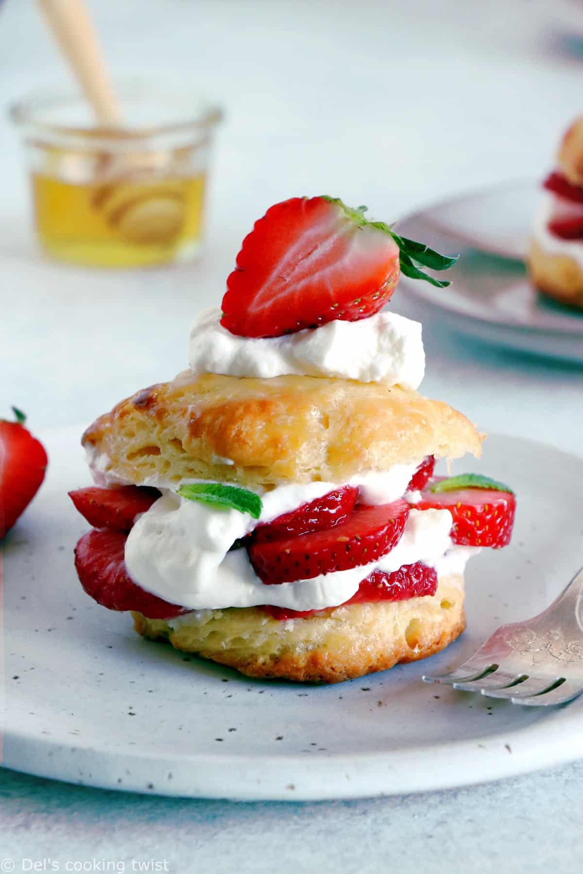 Venant tout droit des États Unis, ces petits shortcakes aux fraises sont une sorte de scones, à la fois riches, généreux et prêts en seulement 30 minutes.