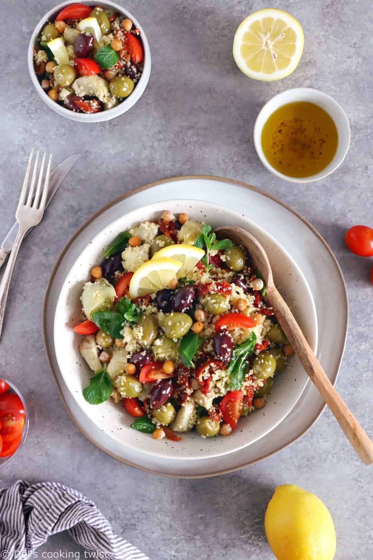 On met un peu de soleil dans notre assiette avec cette salade de couscous méditerranéenne aux pois chiches, olives et coeurs d'artichauts.