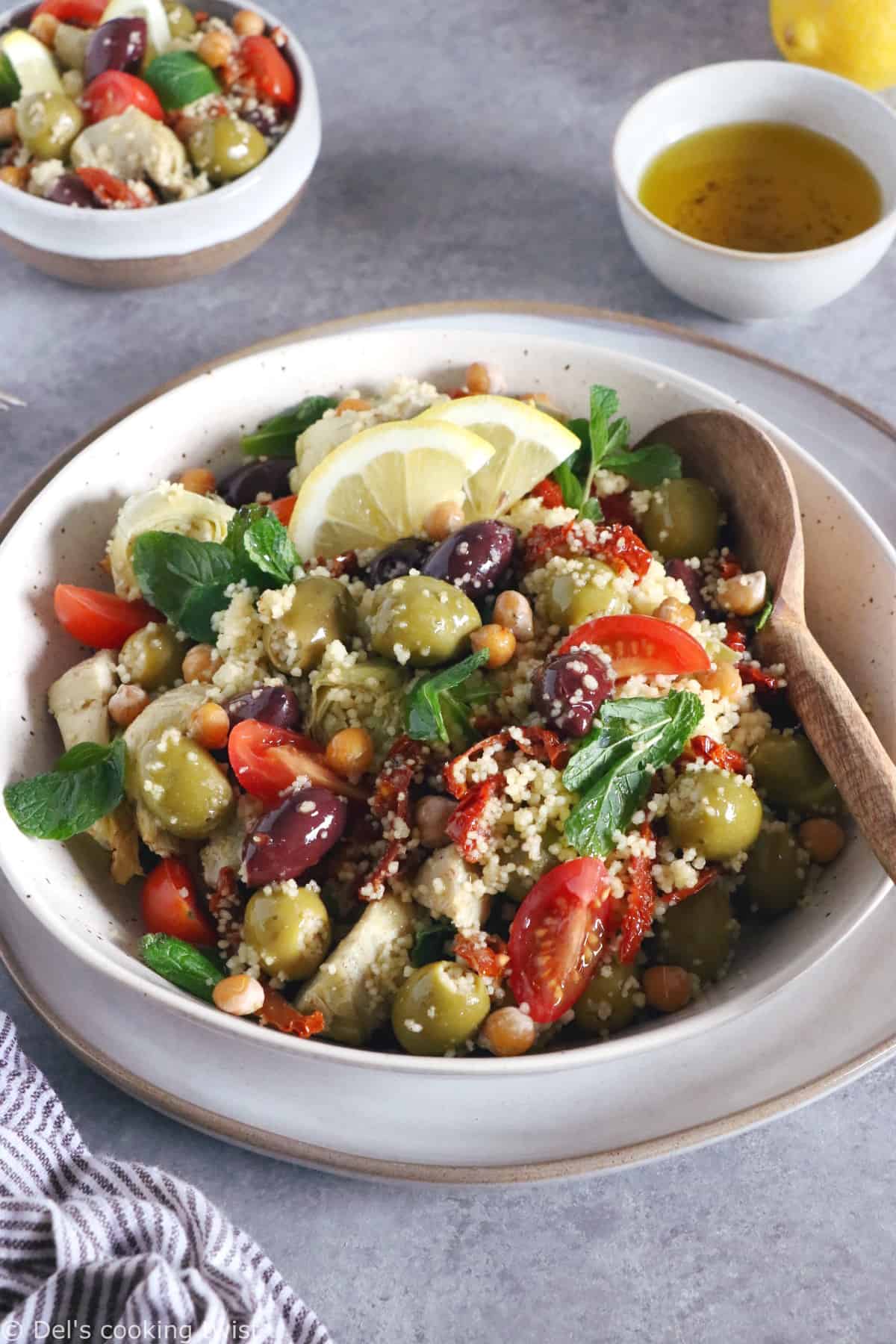On met un peu de soleil dans notre assiette avec cette salade de couscous méditerranéenne aux pois chiches, olives et coeurs d'artichauts.