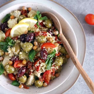 On met un peu de soleil dans notre assiette avec cette salade de couscous méditerranéenne aux pois chiches, olives et coeurs d'artichauts.