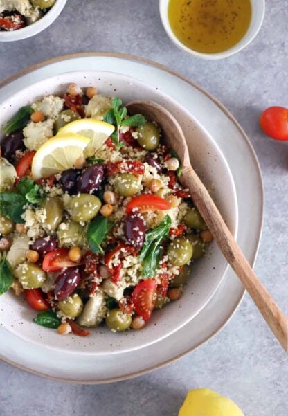 On met un peu de soleil dans notre assiette avec cette salade de couscous méditerranéenne aux pois chiches, olives et coeurs d'artichauts.