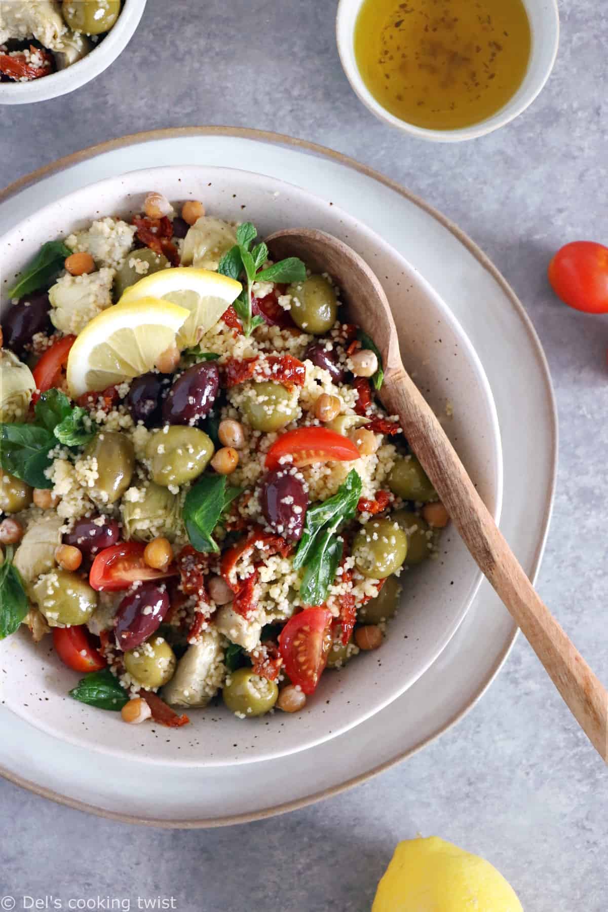 On met un peu de soleil dans notre assiette avec cette salade de couscous méditerranéenne aux pois chiches, olives et coeurs d'artichauts.