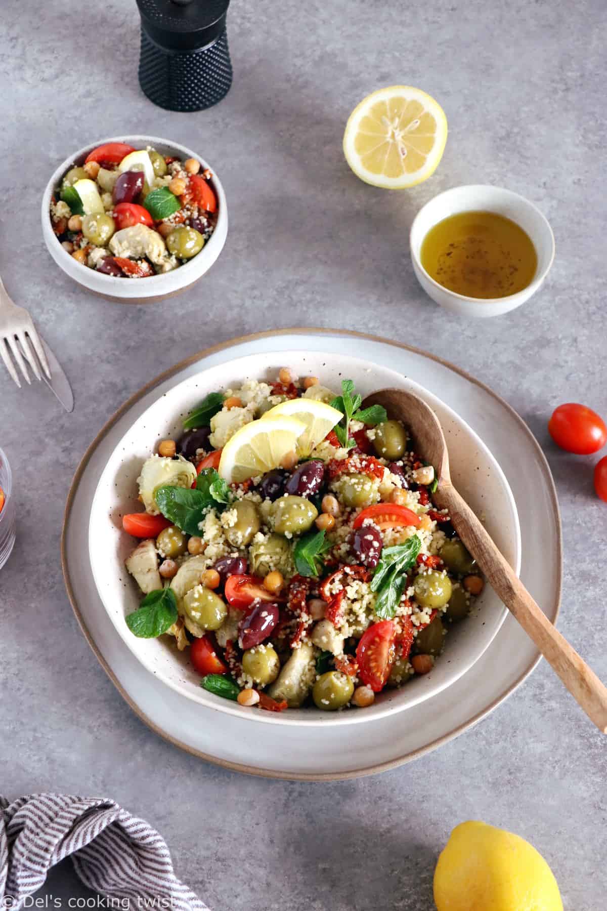 On met un peu de soleil dans notre assiette avec cette salade de couscous méditerranéenne aux pois chiches, olives et coeurs d'artichauts.