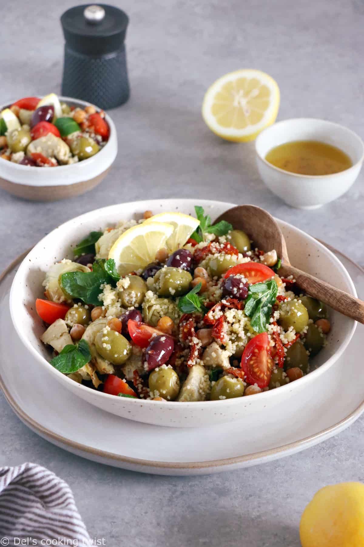 On met un peu de soleil dans notre assiette avec cette salade de couscous méditerranéenne aux pois chiches, olives et coeurs d'artichauts.