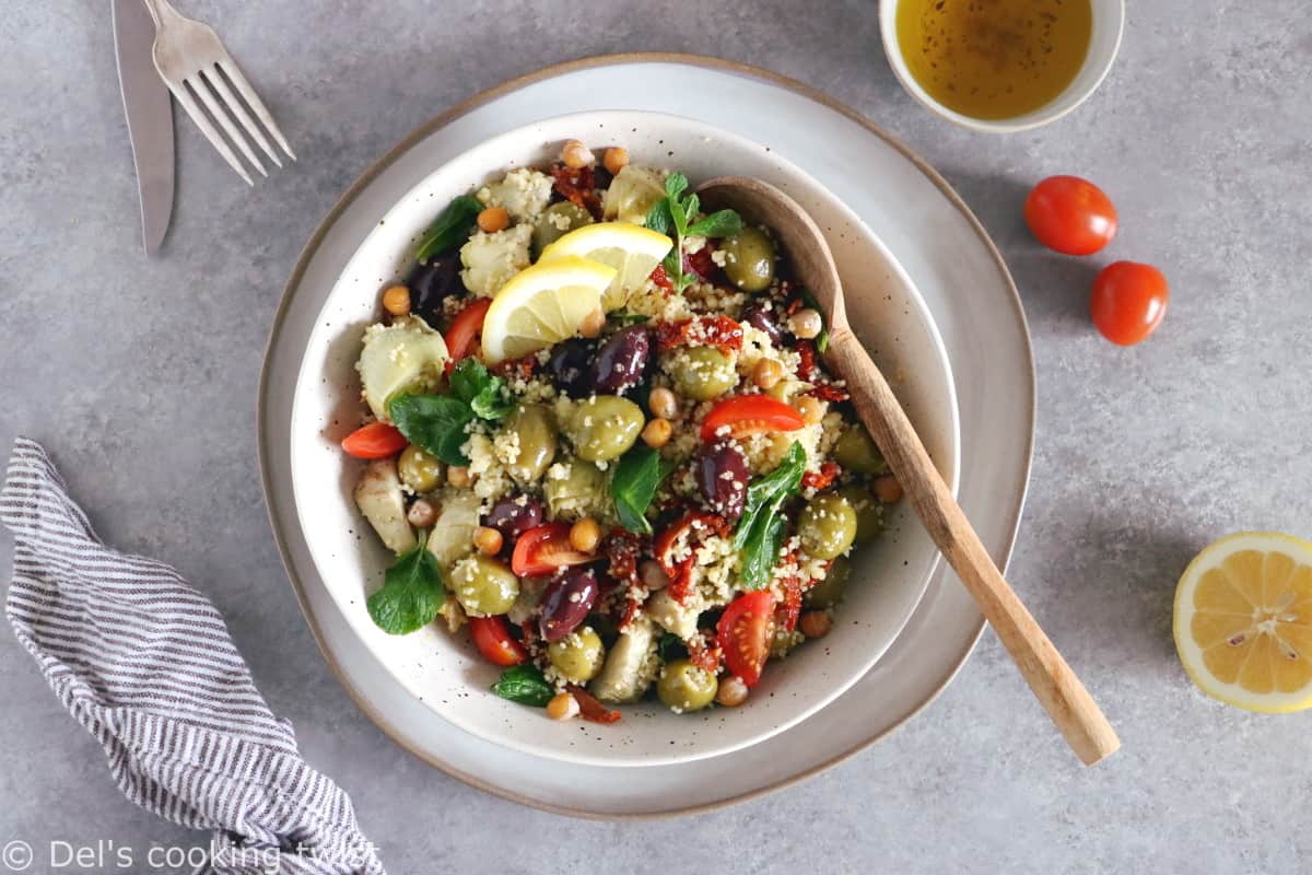 On met un peu de soleil dans notre assiette avec cette salade de couscous méditerranéenne aux pois chiches, olives et coeurs d'artichauts.