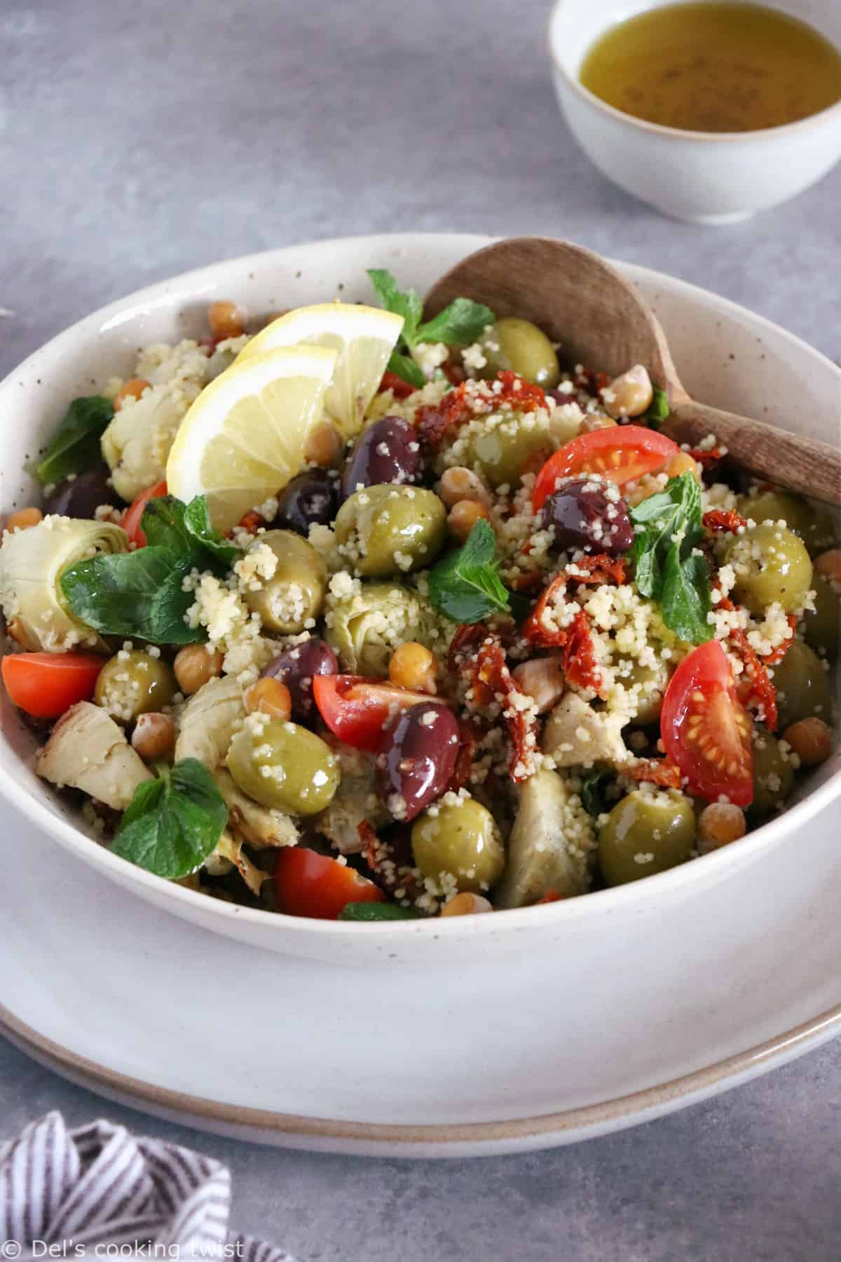 On met un peu de soleil dans notre assiette avec cette salade de couscous méditerranéenne aux pois chiches, olives et coeurs d'artichauts.