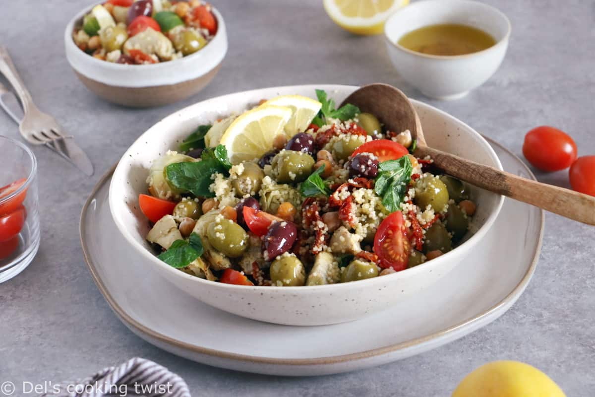 On met un peu de soleil dans notre assiette avec cette salade de couscous méditerranéenne aux pois chiches, olives et coeurs d'artichauts.