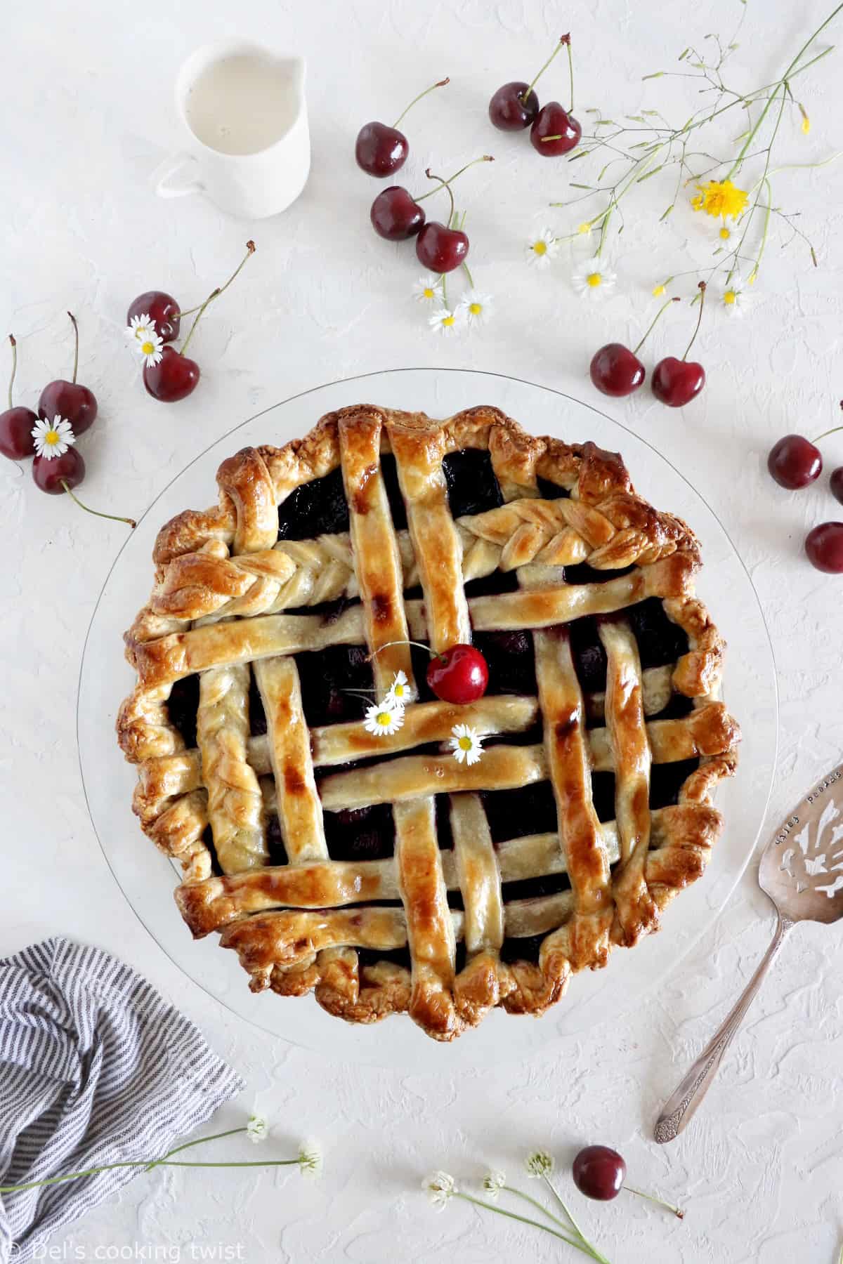 Apprenez à réaliser une cherry pie américaine maison, avec de jolis croisillons de pâte sur le dessus.