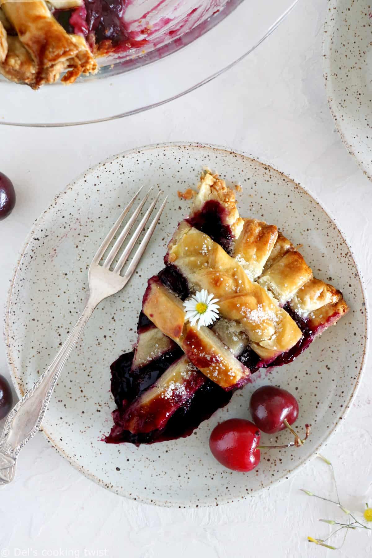 Apprenez à réaliser une cherry pie américaine maison, avec de jolis croisillons de pâte sur le dessus.