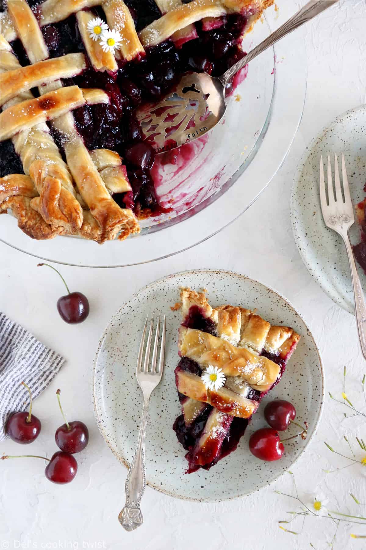 Apprenez à réaliser une cherry pie américaine maison, avec de jolis croisillons de pâte sur le dessus.