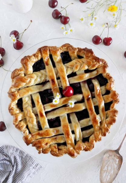 Apprenez à réaliser une cherry pie américaine maison, avec de jolis croisillons de pâte sur le dessus.