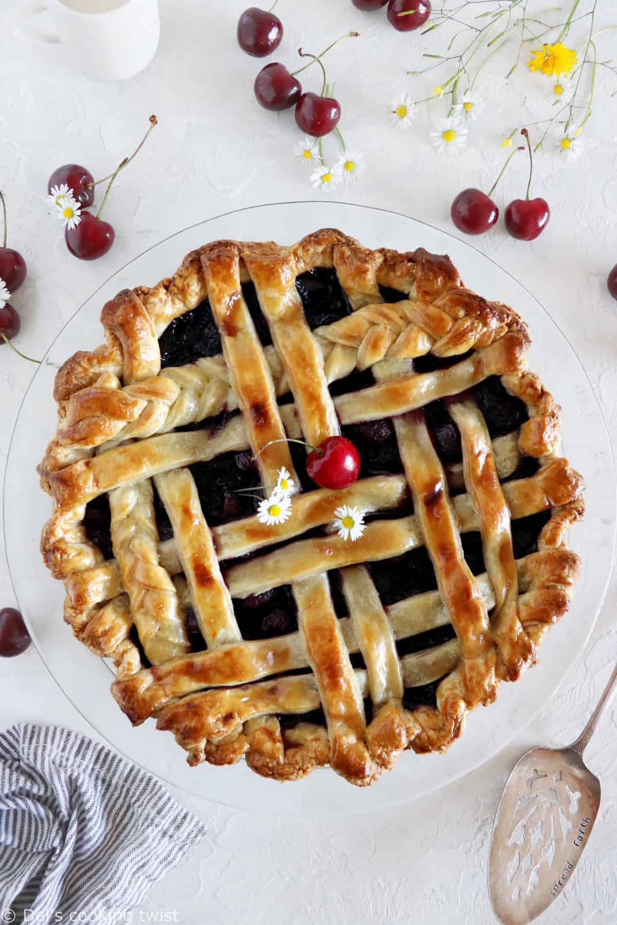 Apprenez à réaliser une cherry pie américaine maison, avec de jolis croisillons de pâte sur le dessus.