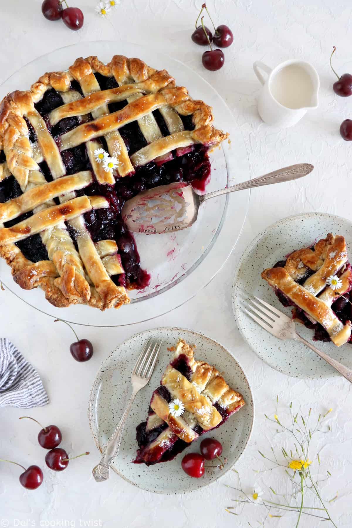 Apprenez à réaliser une cherry pie américaine maison, avec de jolis croisillons de pâte sur le dessus.