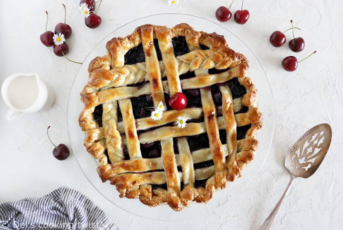 Apprenez à réaliser une cherry pie américaine maison, avec de jolis croisillons de pâte sur le dessus.