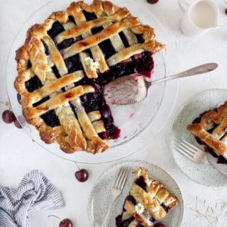 Apprenez à réaliser une cherry pie américaine maison, avec de jolis croisillons de pâte sur le dessus.