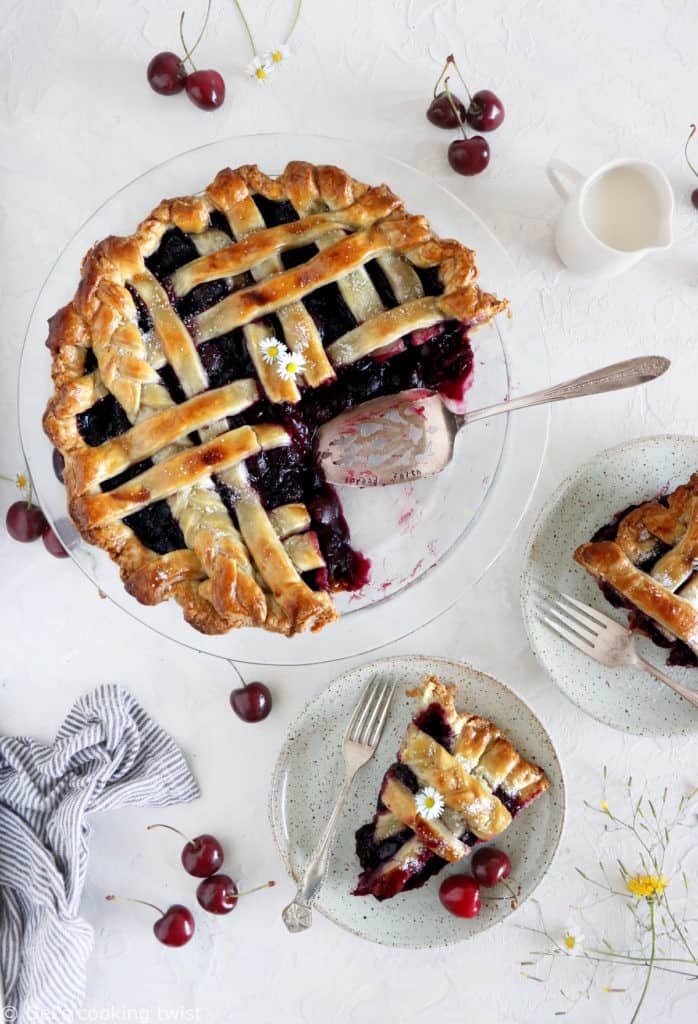 Apprenez &agrave; r&eacute;aliser une cherry pie am&eacute;ricaine maison, avec de jolis croisillons de p&acirc;te sur le dessus.
