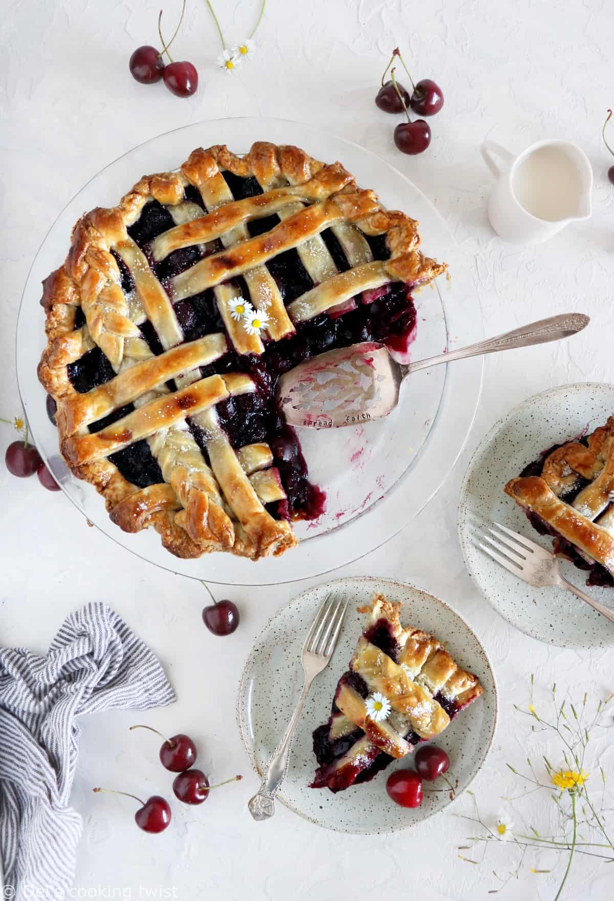 Apprenez à réaliser une cherry pie américaine maison, avec de jolis croisillons de pâte sur le dessus.