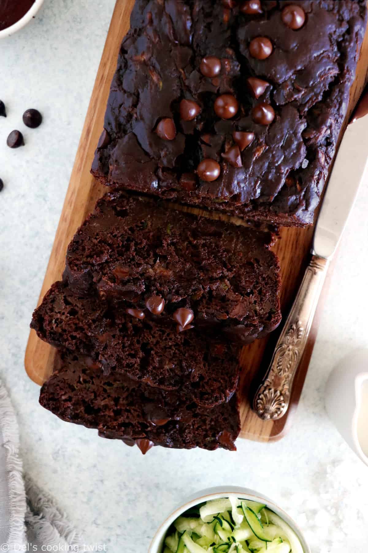 You will fall in love with this healthy chocolate zucchini bread recipe. Super easy to make, it is naturally sweetened with applesauce and it has a rich and irresistible moist texture.