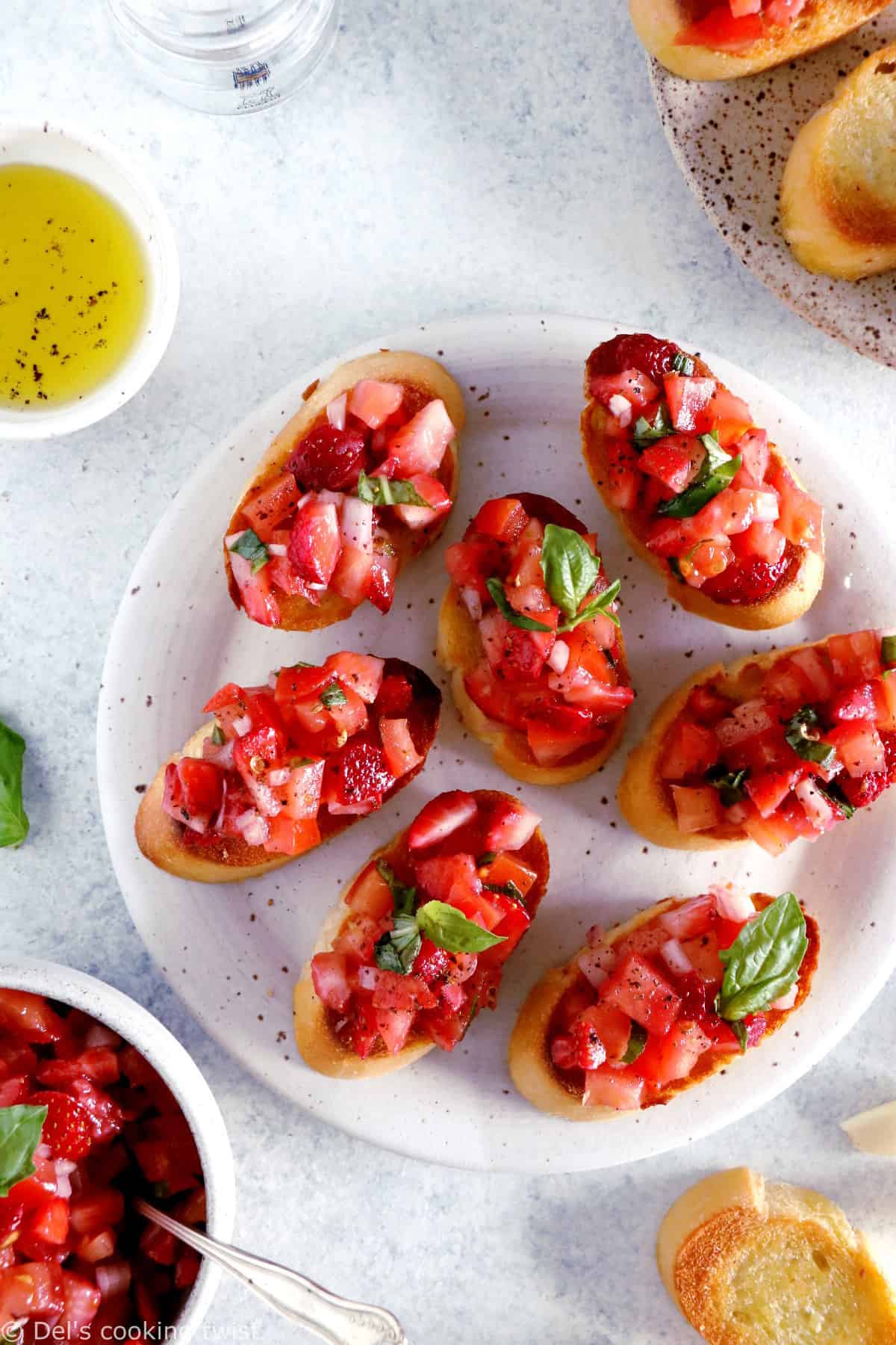 Faciles et rapides à préparer, les bruschetta aux tomates, fraises et basilic sont l'antipasti par excellence à servir pour les apéritifs entre amis.