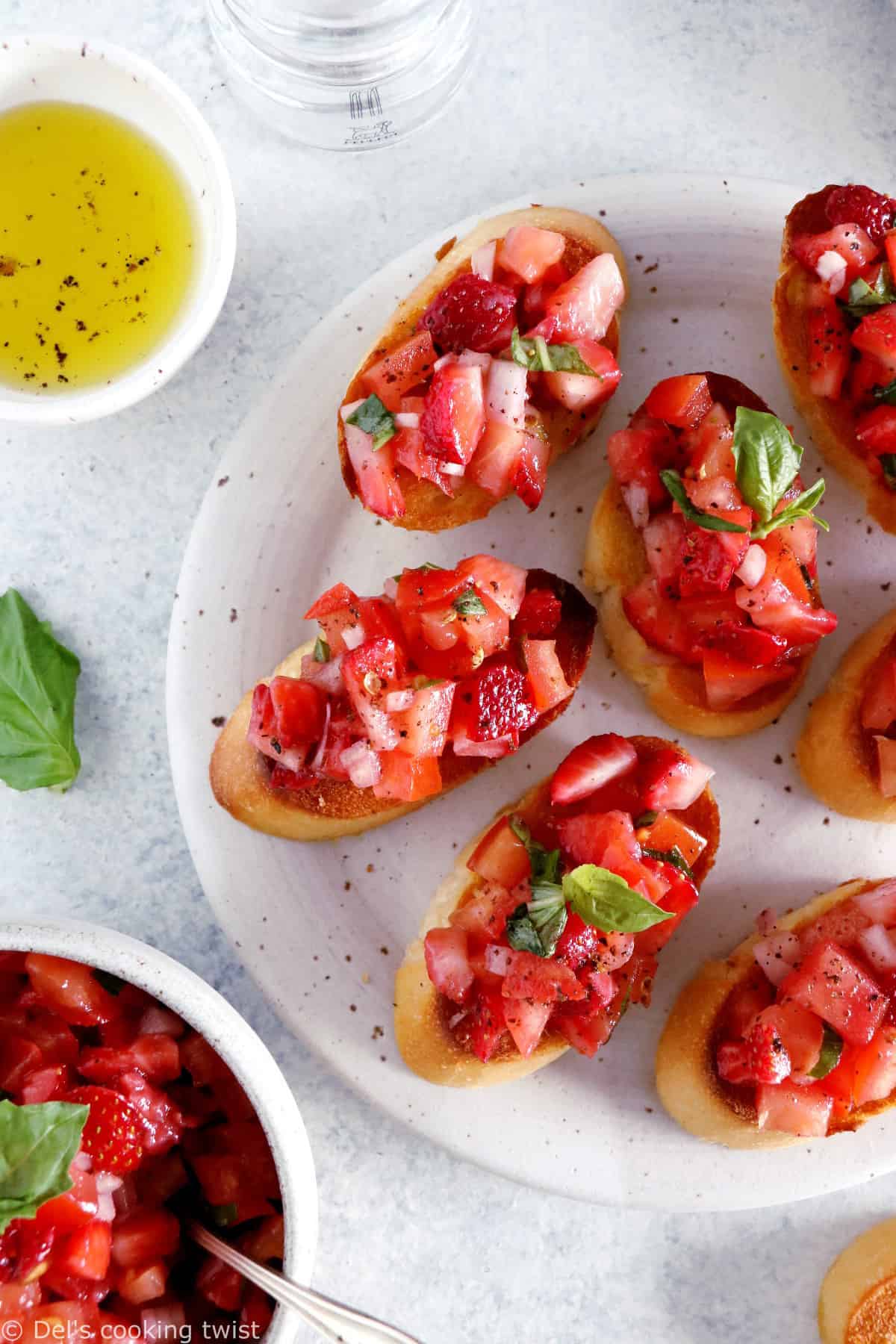 Faciles et rapides à préparer, les bruschetta aux tomates, fraises et basilic sont l'antipasti par excellence à servir pour les apéritifs entre amis.