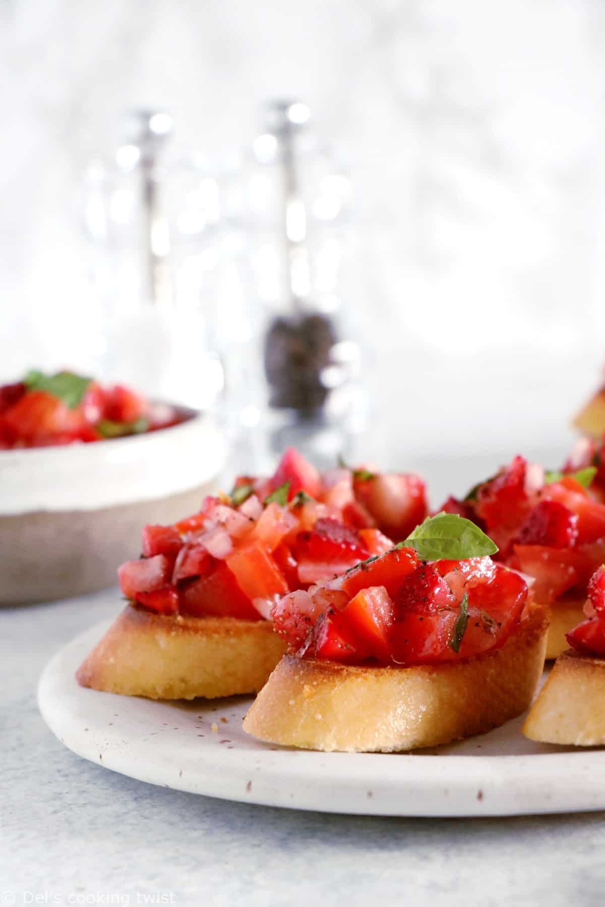 Faciles et rapides à préparer, les bruschetta aux tomates, fraises et basilic sont l'antipasti par excellence à servir pour les apéritifs entre amis.