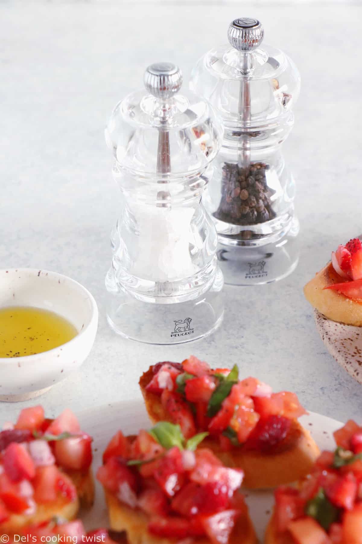 Faciles et rapides à préparer, les bruschetta aux tomates, fraises et basilic sont l'antipasti par excellence à servir pour les apéritifs entre amis.