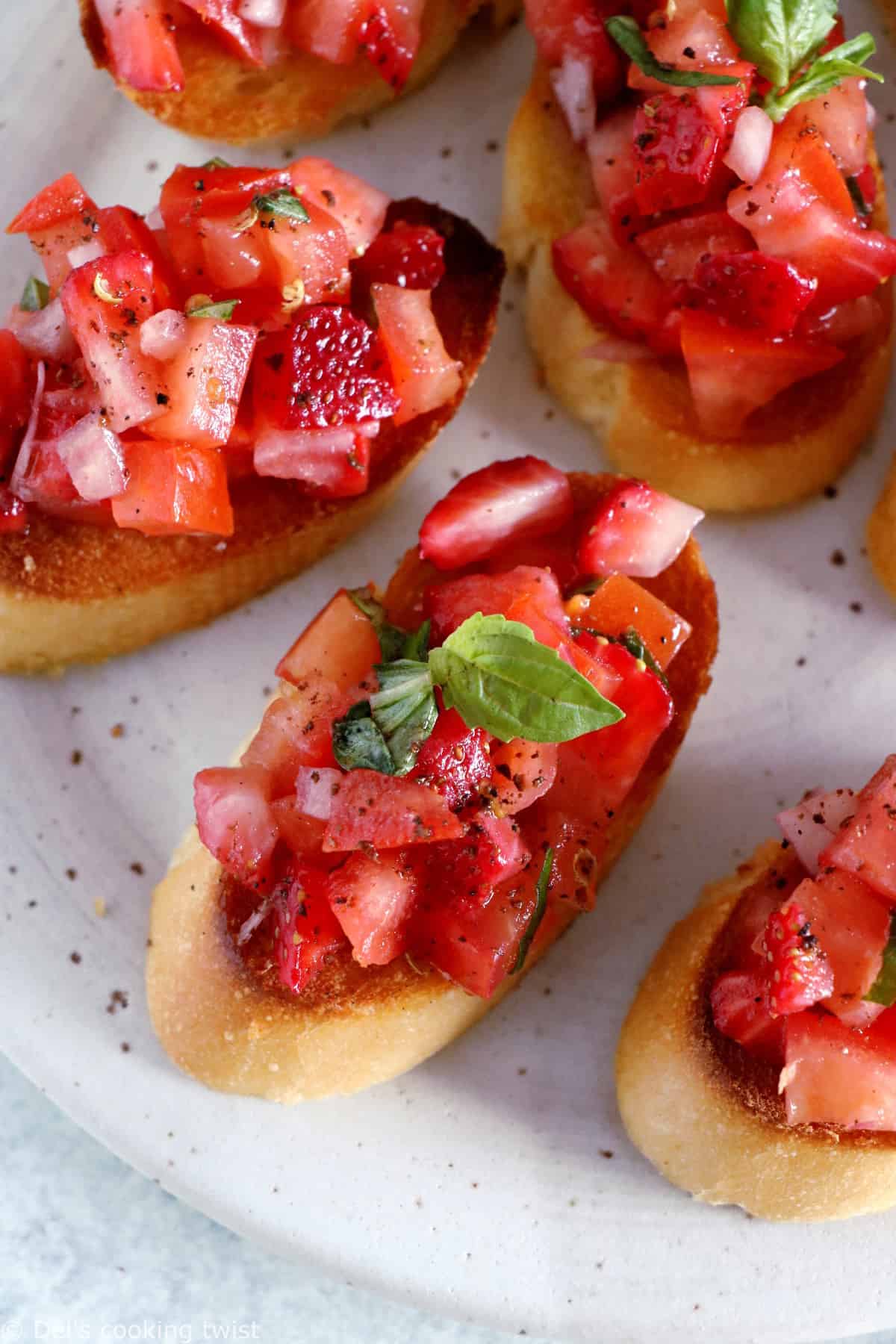 Faciles et rapides à préparer, les bruschetta aux tomates, fraises et basilic sont l'antipasti par excellence à servir pour les apéritifs entre amis.