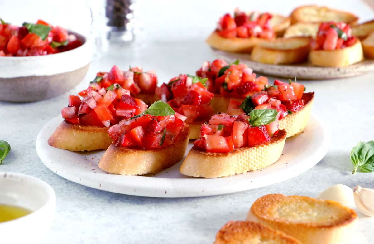 Faciles et rapides à préparer, les bruschetta aux tomates, fraises et basilic sont l'antipasti par excellence à servir pour les apéritifs entre amis.