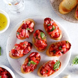 Faciles et rapides à préparer, les bruschetta aux tomates, fraises et basilic sont l'antipasti par excellence à servir pour les apéritifs entre amis.