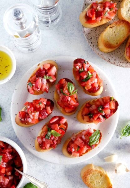 Faciles et rapides à préparer, les bruschetta aux tomates, fraises et basilic sont l'antipasti par excellence à servir pour les apéritifs entre amis.