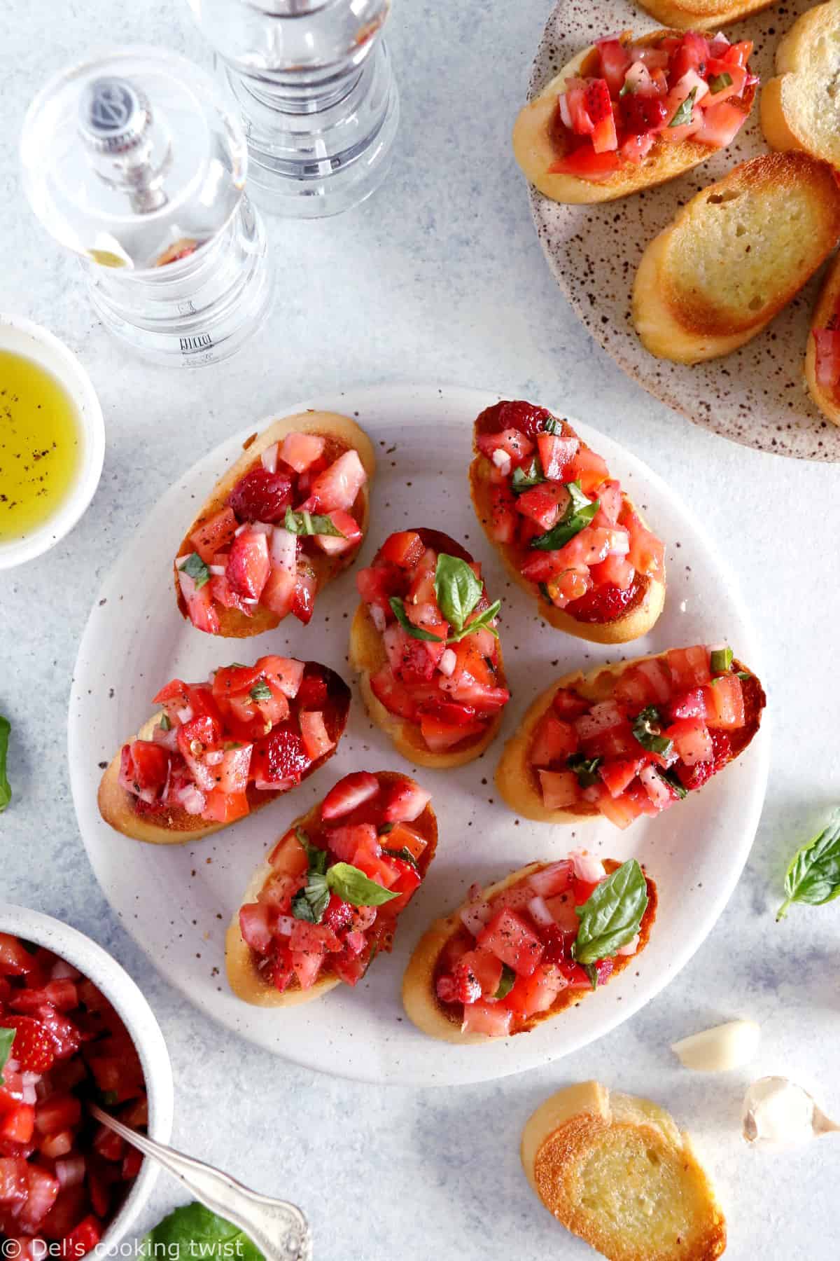 Faciles et rapides à préparer, les bruschetta aux tomates, fraises et basilic sont l'antipasti par excellence à servir pour les apéritifs entre amis.