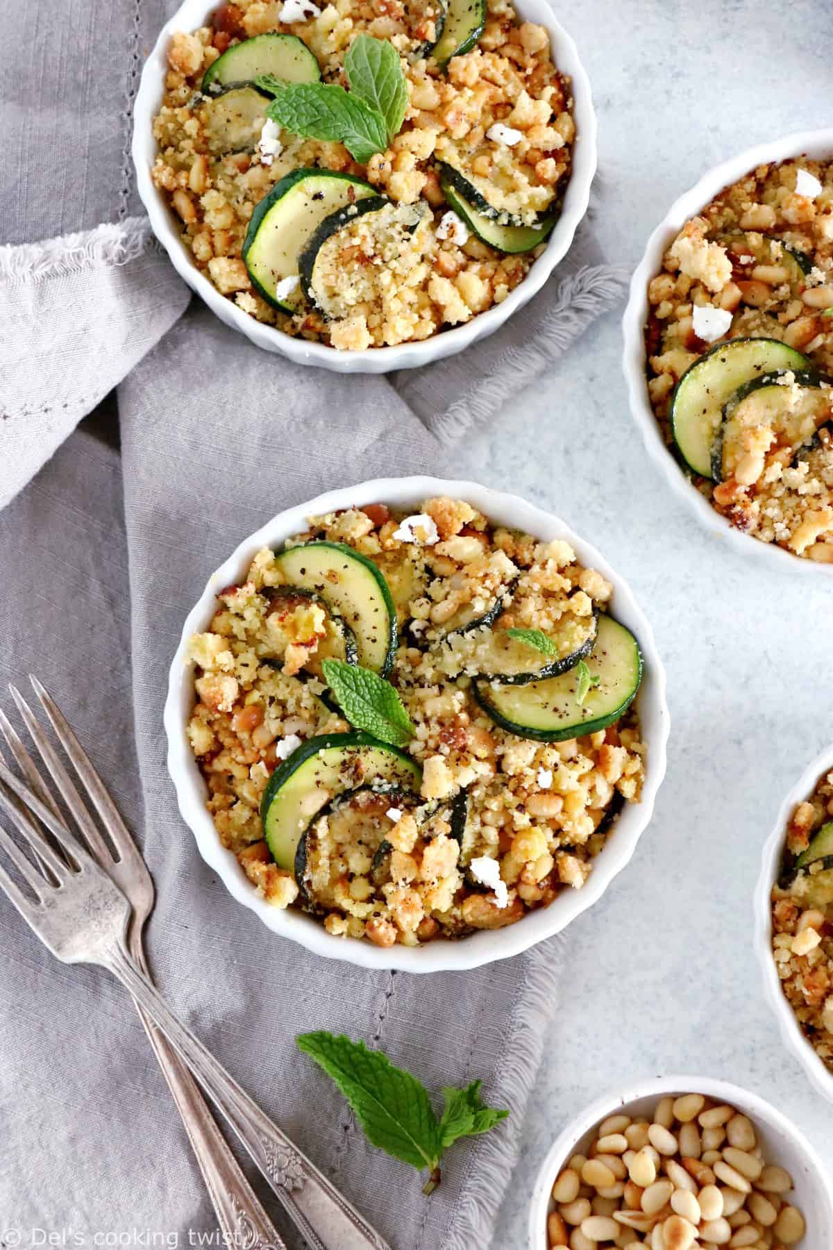 Plat estival faisant honneur à la courgette, ce crumble de courgettes au chèvre et pignons de pin est à la fois rapide, facile et original.