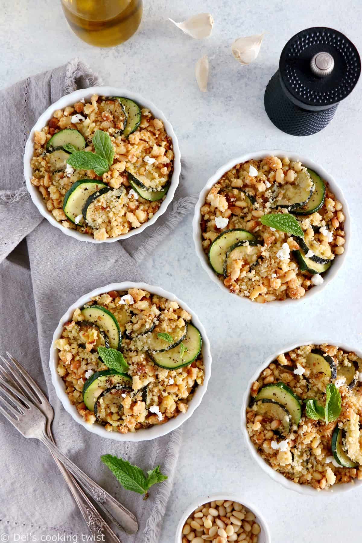 Plat estival faisant honneur à la courgette, ce crumble de courgettes au chèvre et pignons de pin est à la fois rapide, facile et original.