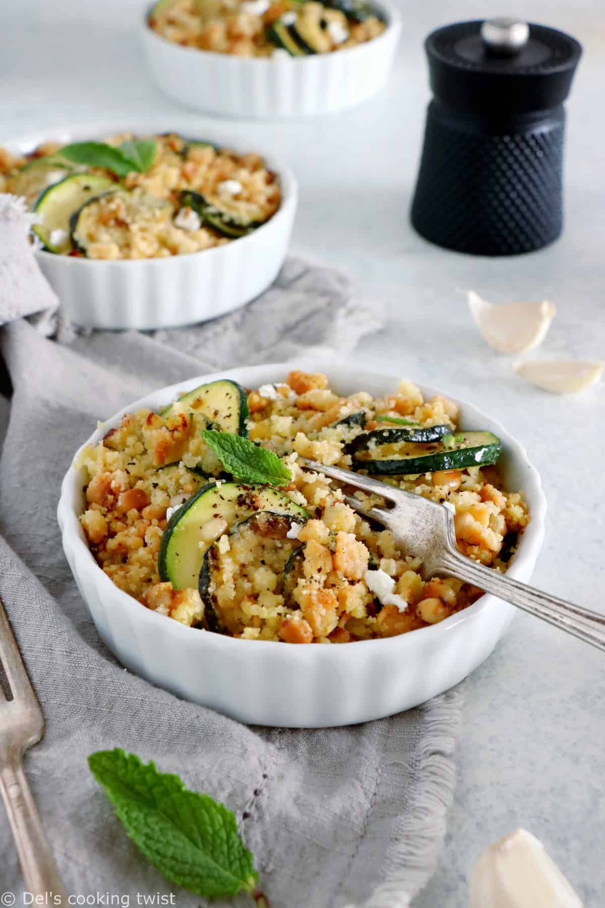 Plat estival faisant honneur à la courgette, ce crumble de courgettes au chèvre et pignons de pin est à la fois rapide, facile et original.