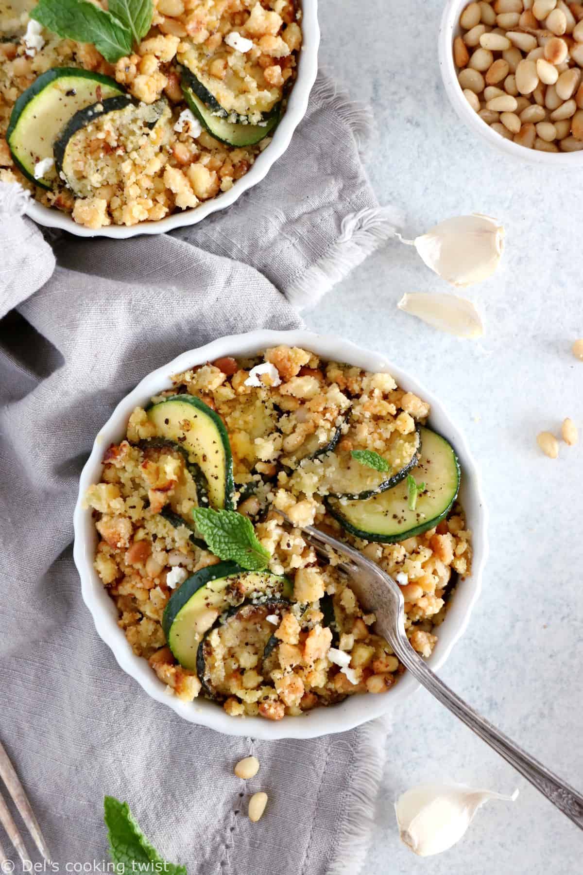 Plat estival faisant honneur à la courgette, ce crumble de courgettes au chèvre et pignons de pin est à la fois rapide, facile et original.