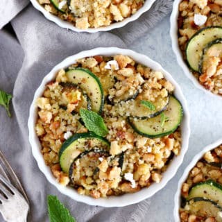 Plat estival faisant honneur à la courgette, ce crumble de courgettes au chèvre et pignons de pin est à la fois rapide, facile et original.