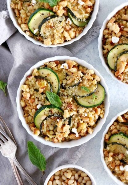 Plat estival faisant honneur à la courgette, ce crumble de courgettes au chèvre et pignons de pin est à la fois rapide, facile et original.