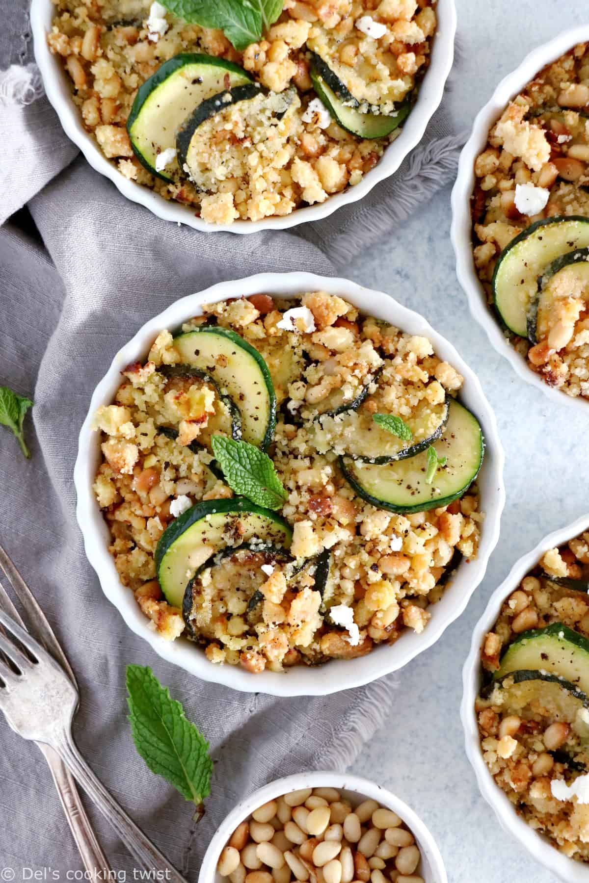 Plat estival faisant honneur à la courgette, ce crumble de courgettes au chèvre et pignons de pin est à la fois rapide, facile et original.