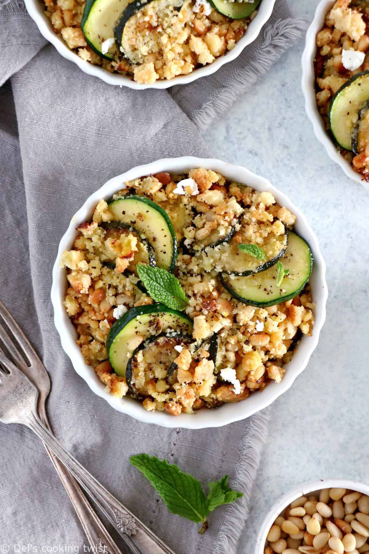 Plat estival faisant honneur à la courgette, ce crumble de courgettes au chèvre et pignons de pin est à la fois rapide, facile et original.